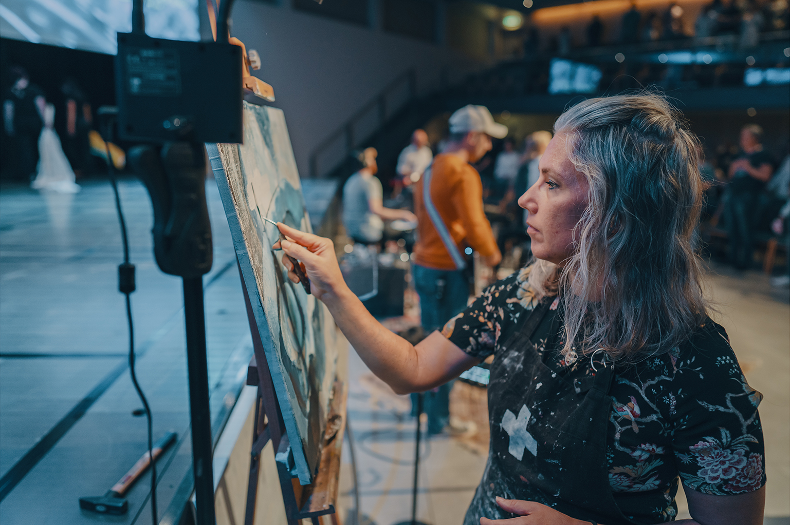 Ruth Truttmann painting live at the easel during an event